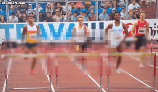 미국 육상 선수 크리스 로빈슨이 신체 부위 노출 사고에도 1등으로 결승선을 통과하는 모습. /X