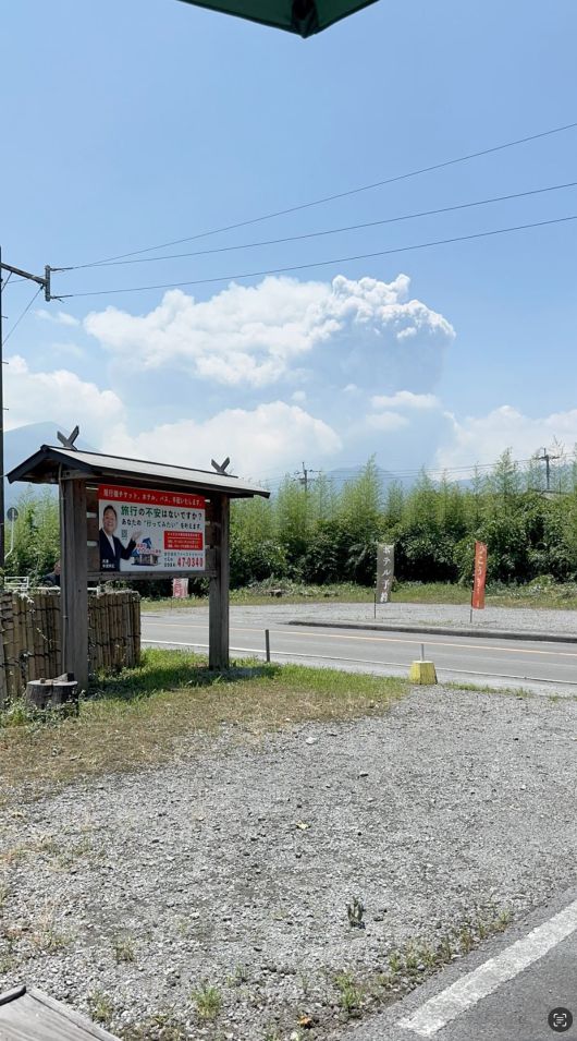 2일 일본 미야자키현 다카하루에서 바라본 신모에다케 화산에서 연기가 치솟고 있다. /로이터 연합뉴스
