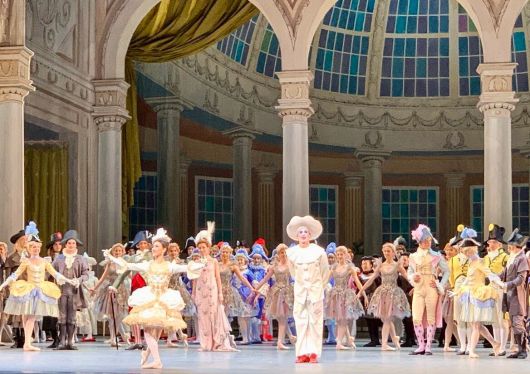 뉴욕 메트로폴리탄 오페라하우스에서 진행된 서희와 아메리칸발레시어터(ABT) 동료들의 공연 마지막 커튼콜 장면./박진배