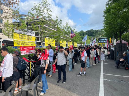 5일 오전 윤석열 전 대통령이 내란 혐의 관련 특별검사의 소환 조사를 받기 위해 서울고등검찰청에 출석하는 가운데, 윤 전 대통령 지지자들이 응원 집회를 하고 있다. /고유찬 기자