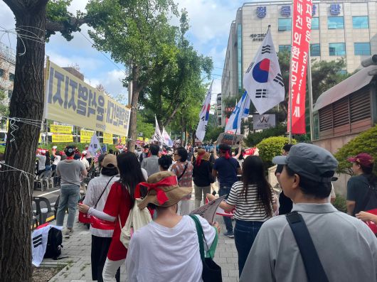 5일 오전 윤석열 전 대통령이 내란 혐의 관련 특별검사의 소환 조사를 받기 위해 서울고등검찰청에 출석하는 가운데, 윤 전 대통령 지지자들이 응원 집회를 하고 있다. /고유찬 기자