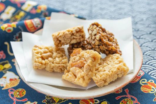 일본 전통 과자 '오코시'. 튀긴 곡물을 전분으로 뭉쳐서 만든다. 시중에서는 이 오코시를 강정이라며 판매하기도 한다. /위키피디아