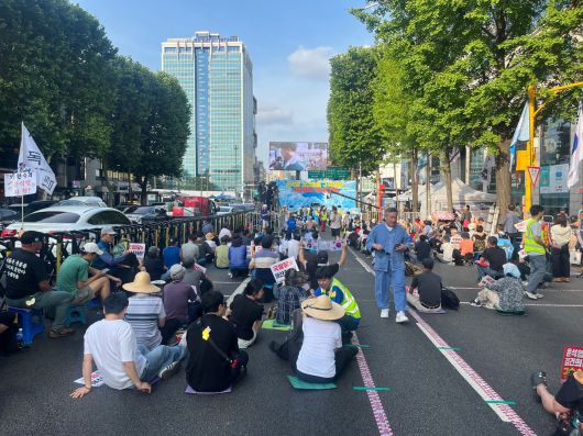 5일 저녁 촛불승리전환행동(촛불행동)이 서울 지하철 2·3호선 교대역 9번 출구 앞과 법원·검찰청 앞 삼거리 사이에서 윤석열 전 대통령의 내란죄 수사를 촉구하는 집회를 진행하고 있다. /고유찬 기자