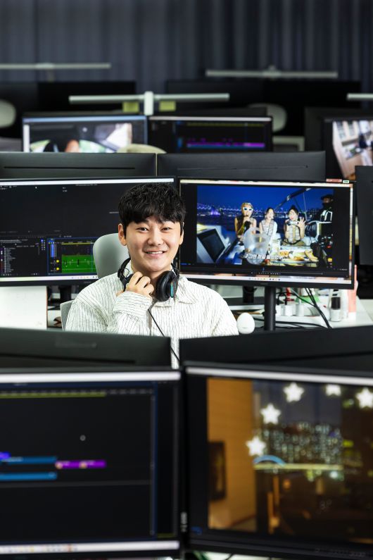 요즘 유튜브 업계에서 가장 주목받는 회사 ‘허니비 스튜디오’를 이끌고 있는 이석로 PD는 ‘대표’보다는 ‘PD’라고 불리길 원했다. 이 PD는 “제작사에서 한 걸음 더 나아가 커머스(상업)를 얹히는 걸 구상하고 있다”면서도 “그래도 저는 사업가가 아닌 PD이고 싶다”고 말했다. /양수열 영상미디어 기자