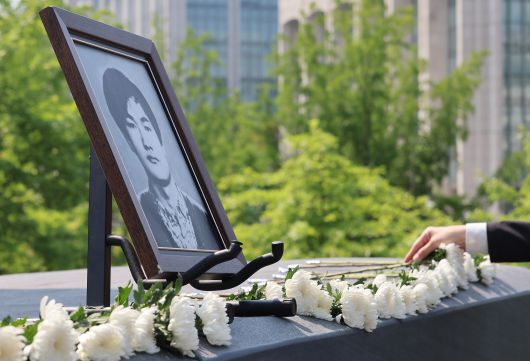 (서울=뉴스1) 오대일 기자 = 9일 서울 서대문구 연세대에서 열린 제38주기 이한열 추모제에서 한 참석자가 헌화를 하고 있다. (공동취재) 2025.6.9/뉴스1