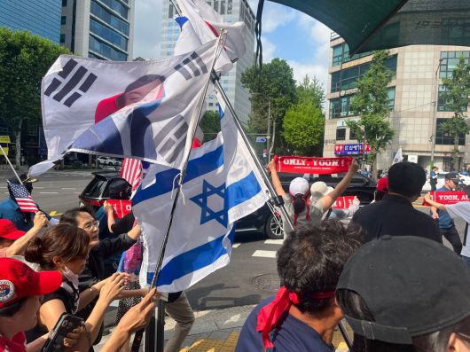 5일 오전 윤석열 전 대통령이 내란 혐의 관련 특별검사의 소환 조사를 받기 위해 서울고등검찰청에 출석하는 가운데, 지지자들이 윤 전 대통령이 탄 차량을 보고 환호하고 있다. /고유찬 기자