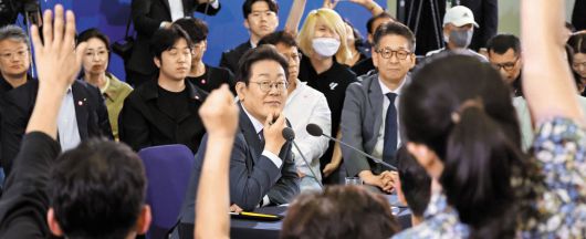 이재명 대통령이 4일 대전컨벤션센터에서 열린 간담회에서 시민들의 질문을 받고 있다. 지난달 25일 호남 간담회에 이어 두 번째로 열린 이날 타운홀 미팅에서 이 대통령은 채무 탕감 제도를 언급하며 "정상적으로 갚는 분들도 많이 깎아줄 생각이고, 앞으로도 추가할 생각"이라고 했다. /연합뉴스