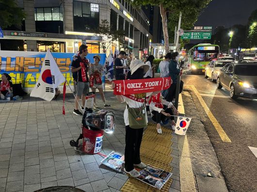5일 오후 윤석열 전 대통령이 내란 혐의 관련 특별검사의 소환 조사를 받는 가운데, 교대역 사거리 교통섬에 윤 전 대통령 지지자들이 모여 있는 모습. /고유찬 기자