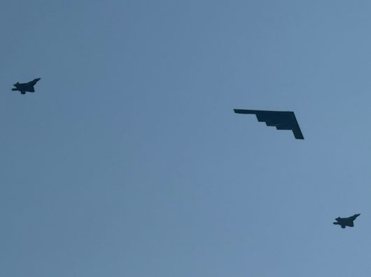 지난 4일 미국 워싱턴 인근 상공을 비행 중인 B-2 폭격기와 F-35 전투기 비행 편대. /박국희 특파원
