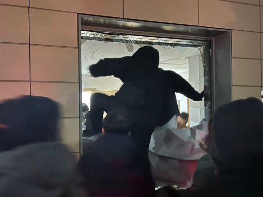 1월 19일 새벽 윤석열 대통령에 대한 구속영장이 발부되자 서울서부지법에 지지자들이 진입하는 모습./뉴스1