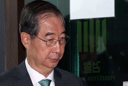 한덕수 전 국무총리가 지난 2일 서울 서초구 서울고등검찰청에 마련된 내란특검 사무실에서 조사를 받은 후 귀가하고 있다. /뉴스1