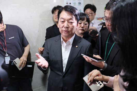 국민의힘 안철수 혁신위원장이 7일 서울 여의도 국회 소통관에서 혁신위원장직을 사퇴하고 전당대회 출마 의사를 밝히는 기자회견을 마친 뒤 취재진의 질문에 답하고 있다. /남강호 기자