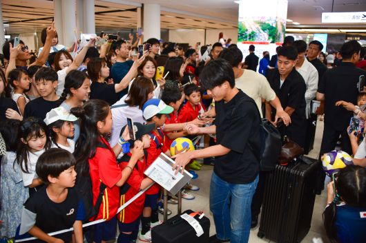 지난 6일 일본 남자 축구 대표팀이 동아시안컵을 위해 김포공항으로 입국했다. 이날 공항엔 서울일본인학교 학생들이 마중을 나와 응원 편지를 전달했다./주한일본대사관