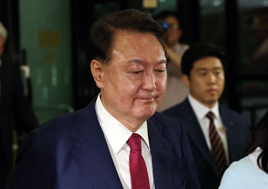 윤석열 전 대통령이 지난 5일 오후 서울 서초구 서울고검에서 내란 특검 2차 조사를 받은 뒤 청사를 나서고 있다. /뉴스1