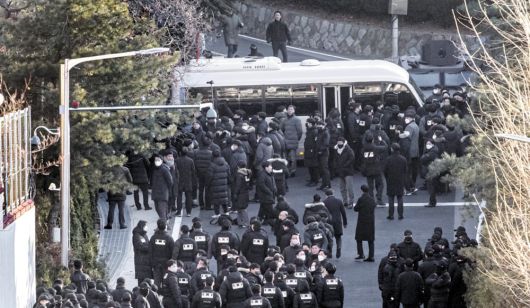 지난 1월 3일 서울 용산구 한남동 대통령 관저 앞 모습. 당시 윤석열 대통령의 체포 영장 집행에 나선 고위공직자범죄수사처와 경찰이 대통령경호처와 대치하고 있다. 경호처는 버스 등으로 저지선을 만들었다. 영장 집행은 5시간 30분가량 대치한 끝에 불발됐다./김지호 기자