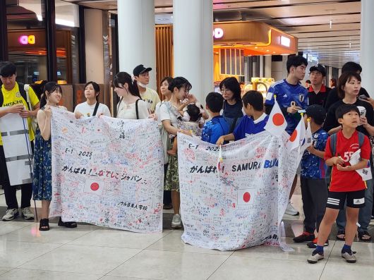 지난 6일 일본 남자 축구 대표팀이 동아시안컵을 위해 김포공항으로 입국했다. 이날 공항엔 서울일본인학교 학생들이 마중을 나와 응원 편지를 전달했다./주한일본대사관