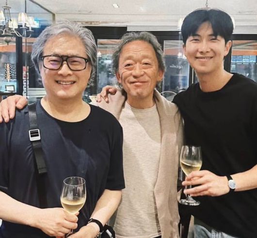 최근에는 K팝이나 연예계 스타들이 클래식 연주자들과 스스럼없이 어울리는 사진들이 소셜미디어에도 자주 올라온다. 위쪽 사진은 DJ 페기 구(왼쪽부터)와 방탄소년단의 뷔, 피아니스트 조성진. 아래쪽은 영화감독 박찬욱, 지휘자이자 피아니스트 정명훈, 방탄소년단의 RM이 함께한 모습./페기 구·RM 인스타그램