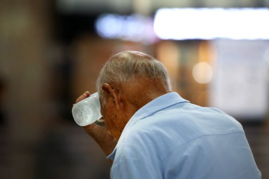 대구 북구 대구역 대합실에서 한 노인이 얼음 생수통를 머리에 대고 더위를 식히고 있다. /뉴스1