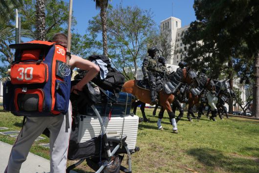 7일 미국 로스앤젤레스 맥아더 공원에서 국경순찰대등 연방 요원들이 말을 타고 이민자 단속을 하고 있다./AP 연합뉴스