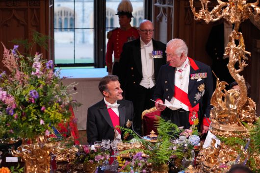 8일 윈저성에서 열린 에마뉘엘 마크롱 프랑스 대통령의 국빈 만찬에서 찰스 3세 국왕이 연설을 하고 있다. / 로이터 연합뉴스