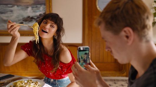 영화 '슬픔의 삼각형' 속 야야(왼쪽)와 칼./Esquire