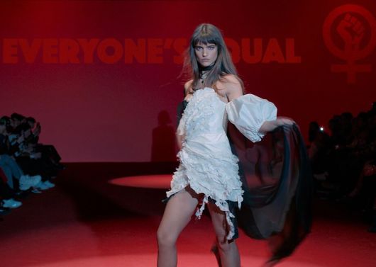 영화 '슬픔의 삼각형'에서 런웨이를 걷는 '야야'./Austrailan Book Review