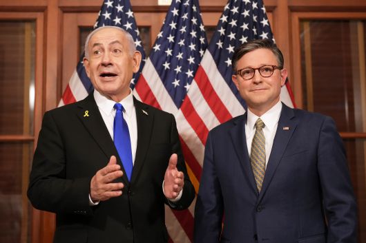 베냐민 네타냐후 이스라엘 총리(왼쪽)가 8일 오전 미 의회를 찾아 마이크 존슨 하원의장과 기념 촬영을 하고 있다. /AP 연합뉴스