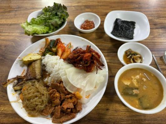 작성자가 올린 한식 뷔페 이용 후기 사진./스레드