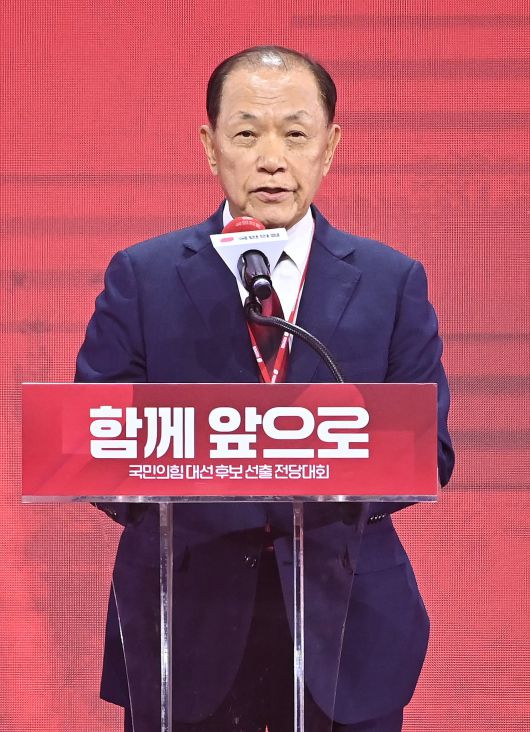 지난 5월 3일 경기 고양시 킨텍스에서 열린 국민의힘 최종 대선 후보 선출을 위한 전당대회에서 황우여 선거관리위원장이 개표 결과를 발표하고 있다. /연합뉴스