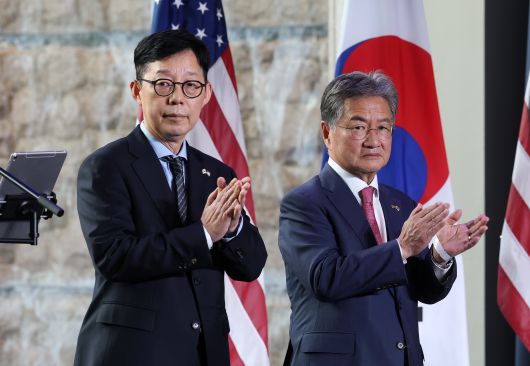 박윤주(왼쪽 외교부 1차관이 지난 2일 서울 한 호텔에서 열린 미국 독립기념일 행사에서 박수를 치고 있다. 오른쪽은 조셉 윤 주한 미국대사대리.  /사진공동취재단 뉴시스