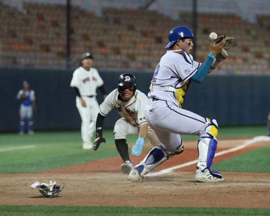 10일 서울 목동야구장에서 열린 제 80회 청룡기 전국고교야구선수권대회 4강전. 경기항공고 대 덕수고. 6회초 덕수고 정준형이 상대 포수의 실책을 틈타 홈인하고 있다. / 고운호 기자