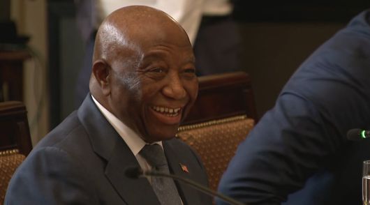 조지프 보아카이 라이베리아 대통령이 도널드 트럼프 미국 대통령의 영어 칭찬에 웃어 보이고 있다. /NBC