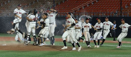 10일 서울 목동야구장에서 열린 제 80회 청룡기 전국고교야구선수권대회. 덕수고 선수들이 경기항공고를 10대9로 이긴 후 환호하고 있다. / 고운호 기자