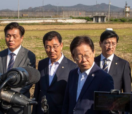 이재명 대통령이 더불어민주당 대표 이던 2024년 10월 31일 오전 북한 대남방송 소음피해를 겪고 있는 인천 강화군 당산리마을을 찾아 마을 주민과 북한 소음방송을 들으며 대화하고 있다./김지호 기자