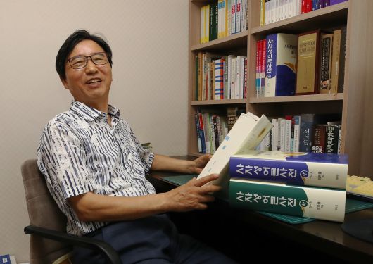 대구 남구의 자택 서재에서 ‘사자성어 큰사전’을 펴든 임무출 박사는 “우리의 삶에는 모순이 있어도 사자성어에는 모순이 없다”고 했다./김동환 기자