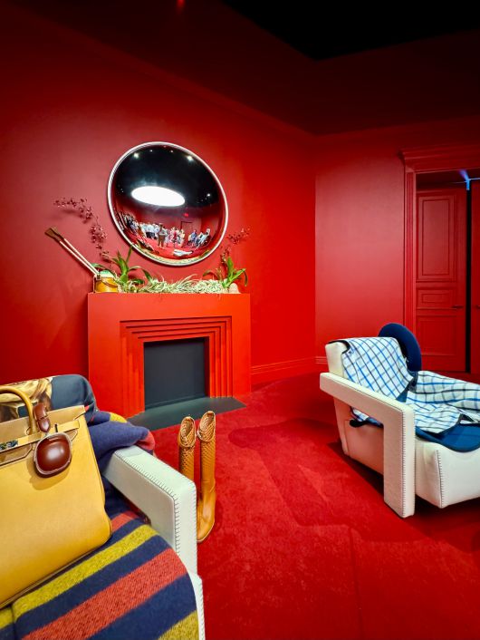 에르메스(Hermès)의 전시 ‘마구간의 미스터리(Mystery at the Groom’s)’. 창업 때부터 추구하던 소재에 대한 끊임없는 탐구와 장인정신을 보여준 기획전이다.