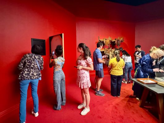 에르메스(Hermès)의 전시 ‘마구간의 미스터리(Mystery at the Groom’s)’. 관객들은 평소에 매장이나 패션쇼에서 보던 것보다 제품을 자세히 들여다보게 되고, 수공예의 품질에 감탄했다.