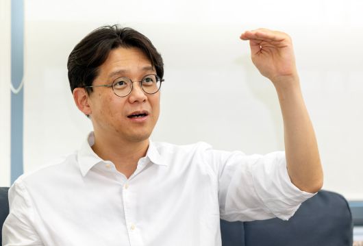 지난 8일 서울 마포구 연세대학교에서 김현철 의과대학 교수가 본지와 만나 한국 교수 유출 비상에 대해 말하고 있다./ 조인원 기자