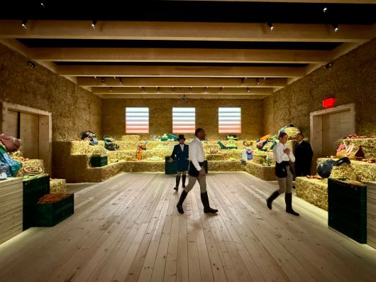 관객들은 연극의 무대처럼 꾸며진 6개의 방(다이닝 홀, 식품저장소, 마부의 오피스와 숙소, 창고, 정원)을 돌아다니며 사라진 말을 찾아낸다. 각기 다른 테마의 방들은 에르메스 제품들을 중심으로 정교하게 장식되어있다. 관객들은 연극의 무대처럼 꾸며진 6개의 방(다이닝 홀, 식품저장소, 마부의 오피스와 숙소, 창고, 정원)을 돌아다니며 사라진 말을 찾아낸다. 각기 다른 테마의 방들은 에르메스 제품들을 중심으로 정교하게 장식되어있다.