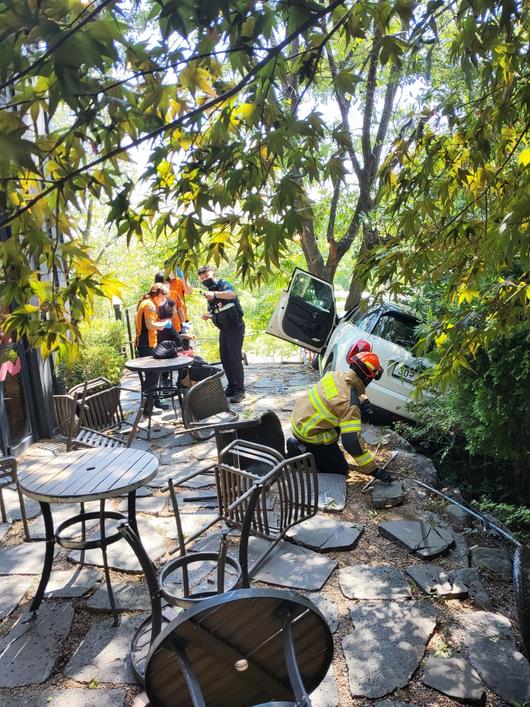 11일 오전 10시 30분쯤 고양시 덕양구 행주외동에 있는 한 카페에서도 승용차가 갑자기 돌진했다. 소방 관계자들이 현장을 수습하고 있는 모습. /경기북부소방재난본부