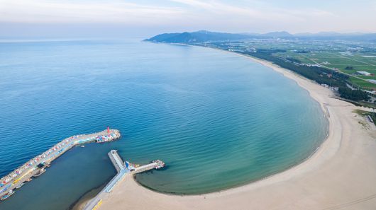 동해선 '고래불역'은 영덕의 대표 명소인 '고래불해수욕장'의 이름을 땄다. 영리, 덕천, 대진해수욕장과 나란히 하고 있어 '명사 20리'를 자랑한다. / 김용재 영상미디어 기자