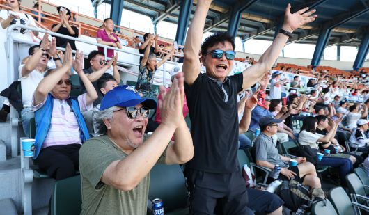 12일 서울 목동야구장에서 열린 제 80회 청룡기 전국고교야구선수권대회 결승전. 덕수고 대 부산고. 덕수고 응원단이 힘차게 응원하고 있다. /고운호 기자