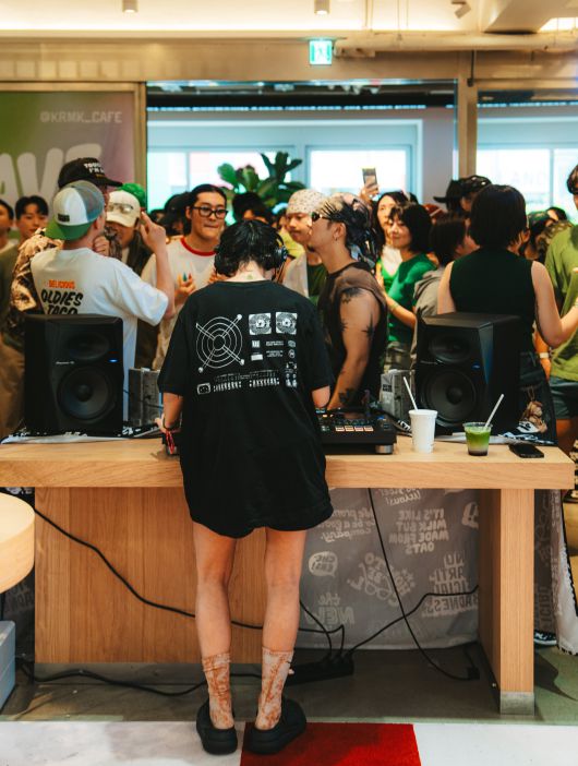 이른 아침, 카페에서 즐기는 댄스 파티. DJ 부스 위에 커피와 말차컵이 보인다. /서울모닝커피클럽