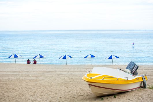 동해선의 출발·도착역인 강릉역과 가까이 있는 '경포해수욕장'. 해수욕장 개장과 함께 파라솔을 펼쳤다. 열차 스케줄만 잘 짜면 경포해수욕장에서 부산 해운대해수욕장까지 당일치기도 가능하다. / 김용재 영상미디어 기자