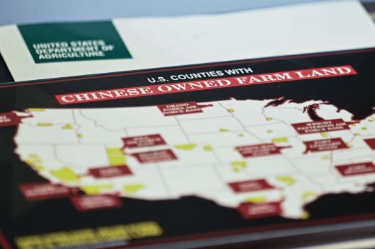8일(현지 시각) 미국 워싱턴DC 백악관에서 열린 각료회의에서 브룩 롤린스 미 농무장관의 자리에 중국인 소유 농지를 표시한 미국 내 카운티 지도가 놓여있다./AFP 연합뉴스