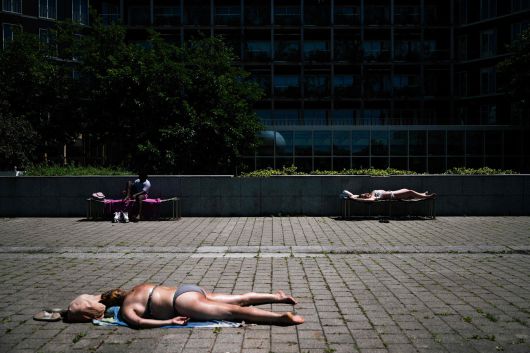 29일 유럽을 강타한 폭염 속에서 사람들이 파리 앙드레 시트로엥 공원에서 일광욕을 즐기고 있다. /AP 연합뉴스