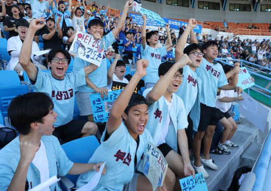 12일 서울 목동 야구장에서 열린 제80회 청룡기 전국고교야구선수권대회 부산고와 덕수고 결승전. 부산고 응원단이 열띤 응원전을 펼치고 있다. /장경식 기자