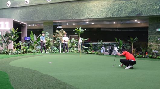 골프존이 중국에서 처음 선보인 시티골프. 티샷 등을 스크린에서 한 뒤 공이 주변 근처에 떨어지면 스크린장이 열리며 그린 구역이 나타난다. 그린까지 걸어가 실제처럼 퍼팅할 수 있다. /골프존