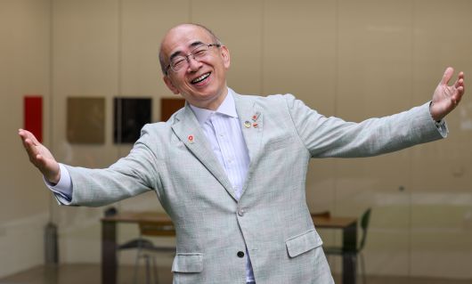 미조하타 히로시 전 일본 관광청 장관은 오사카 엑스포를 위해서라면 펄펄 끓는 아스팔트에서 물구나무도 설 기세였다. 옷깃에는 일본, 후쿠시마, 오사카를 알리는 배지를 주렁주렁 달았다.  2025.6.26 /박성원 기자