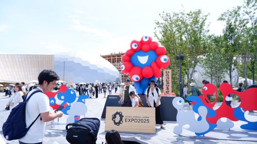 2025 오사카 엑스포에 들어서면 관람객을 반기는 '먀쿠먀쿠' 조각상을 만날 수 있다. /뉴스1